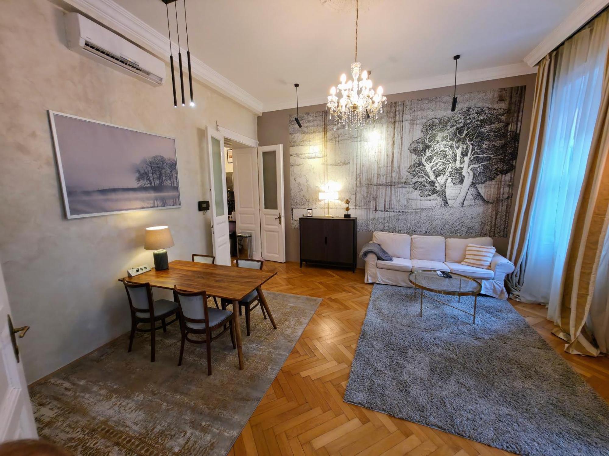 Rb64 - Classy & Spacious Near District Appartement
