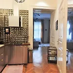 R64 - Classy & Spacious Home Near Villa District