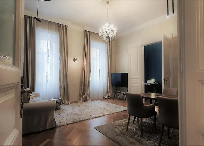R64 - Classy & Spacious Home Near Villa District